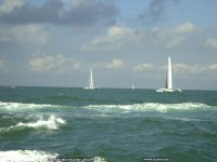 fond d ecran original de David Levasseur - Seine Maritime - Normandie trimaran de Fecamp